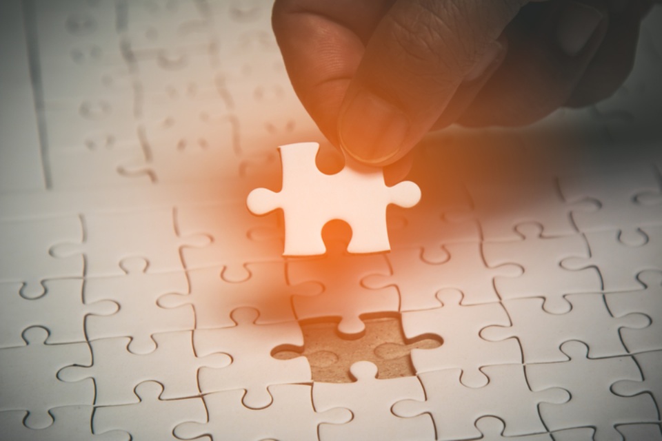 Persona pone la última ficha en un puzzle