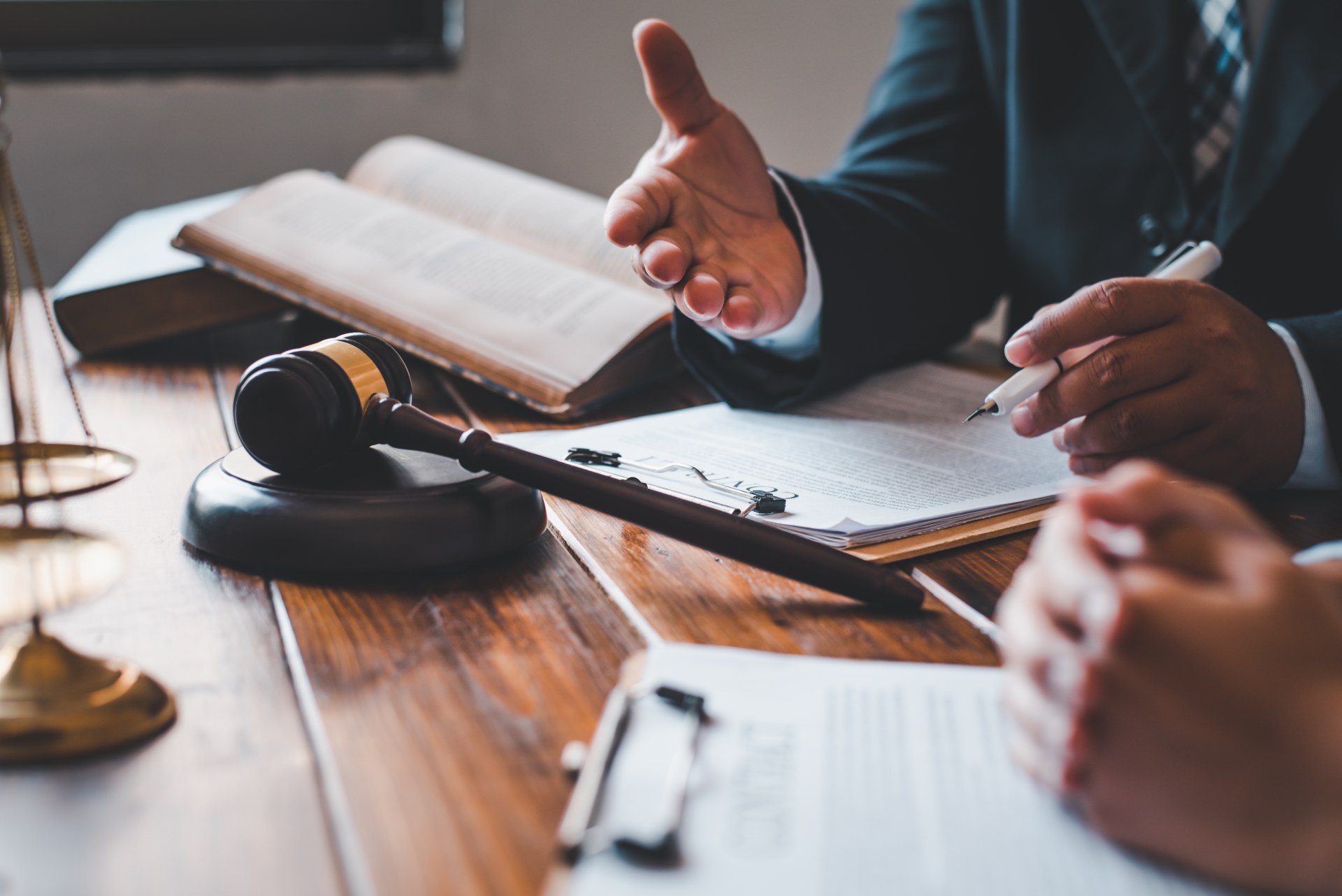 Abogado revisa un contrato con un cliente