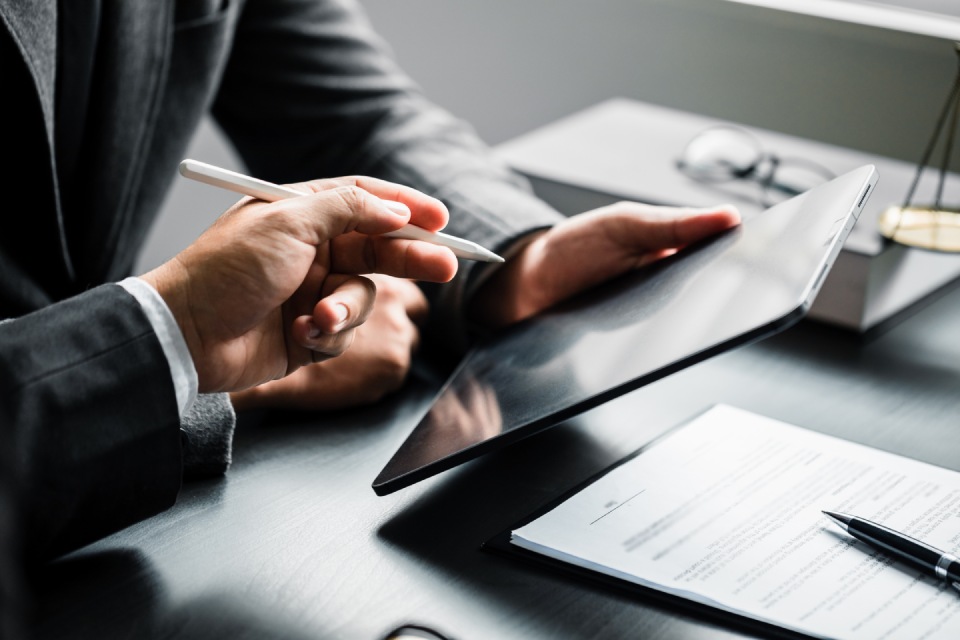 Dos abogados consultan una tablet